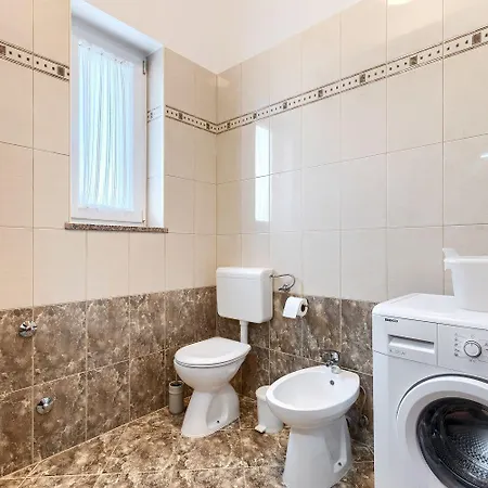 Preiswertes Mit Stylischem Interiour, Babybett, Spielplatz Apartmán *