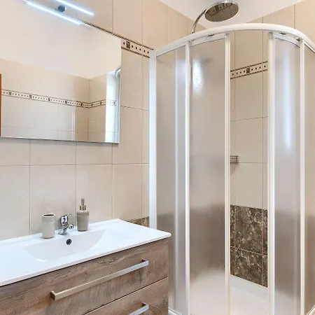 Preiswertes Mit Stylischem Interiour, Babybett, Spielplatz Apartmán