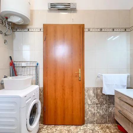 Preiswertes Mit Stylischem Interiour, Babybett, Spielplatz Apartman *