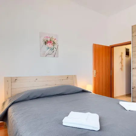 Preiswertes Mit Stylischem Interiour, Babybett, Spielplatz Appartement Vodnjan
