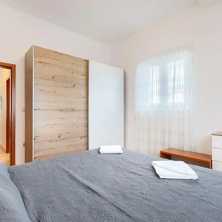 Appartement Preiswertes Mit Stylischem Interiour, Babybett, Spielplatz Vodnjan