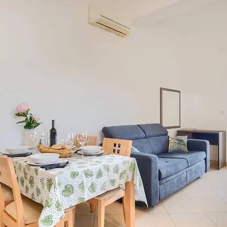 Preiswertes Mit Stylischem Interiour, Babybett, Spielplatz Apartmán
