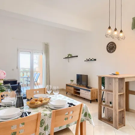 Preiswertes Mit Stylischem Interiour, Babybett, Spielplatz Appartement