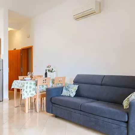 Apartmán Preiswertes Mit Stylischem Interiour, Babybett, Spielplatz Vodnjan