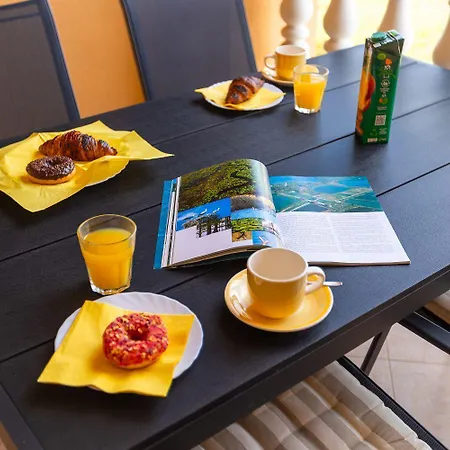 Preiswertes Mit Stylischem Interiour, Babybett, Spielplatz Apartmán