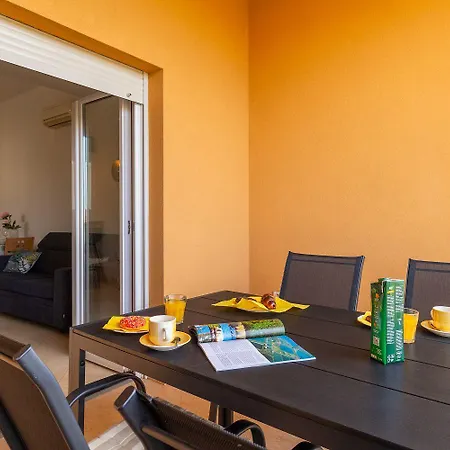 Preiswertes Mit Stylischem Interiour, Babybett, Spielplatz Apartmán *
