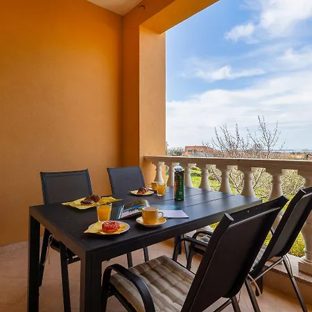 Preiswertes Mit Stylischem Interiour, Babybett, Spielplatz Apartmán Vodnjan