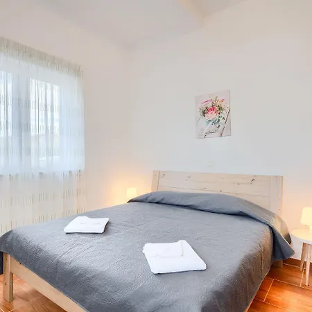 Preiswertes Mit Stylischem Interiour, Babybett, Spielplatz * Vodnjan