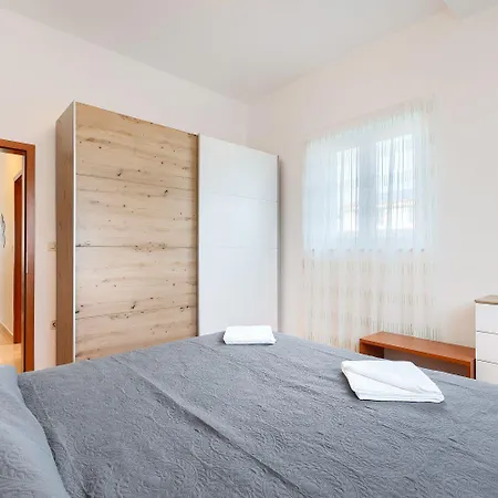 Lejlighed Preiswertes Mit Stylischem Interiour, Babybett, Spielplatz Vodnjan