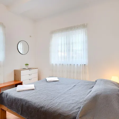 Preiswertes Mit Stylischem Interiour, Babybett, Spielplatz