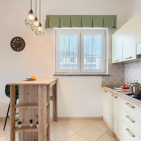 Preiswertes Mit Stylischem Interiour, Babybett, Spielplatz Lejlighed Vodnjan